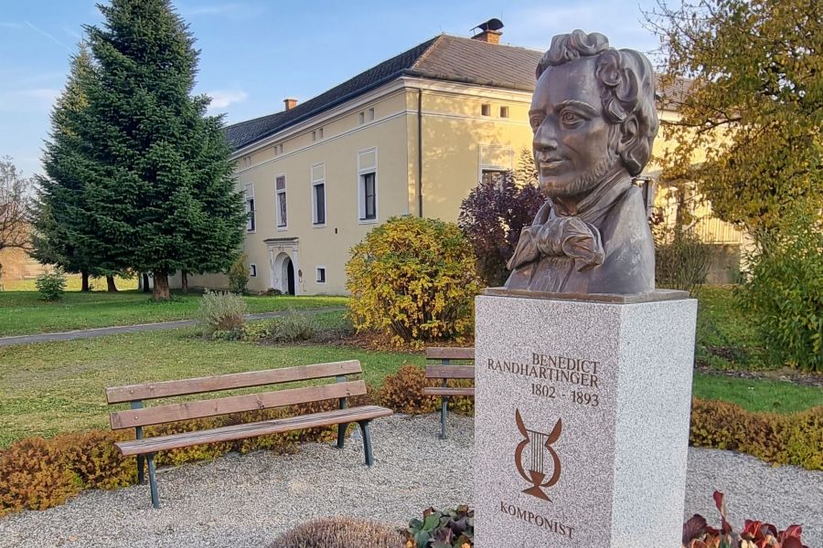 Die Büste Randhartingers am Kirchenplatz von Ruprechtshofen © Michael Linsbauer